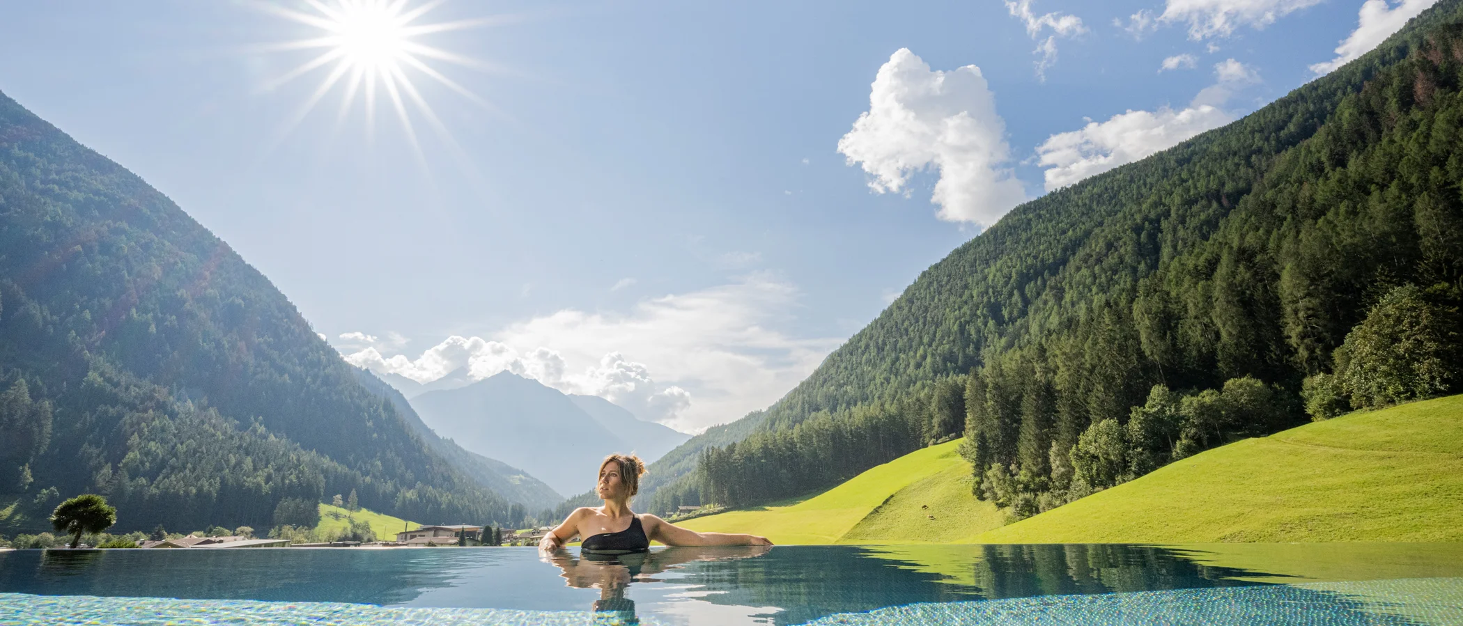 Wasserträume mit Panoramablick auf die Landschaft Sky SPA Wellnesshotel Südtirol