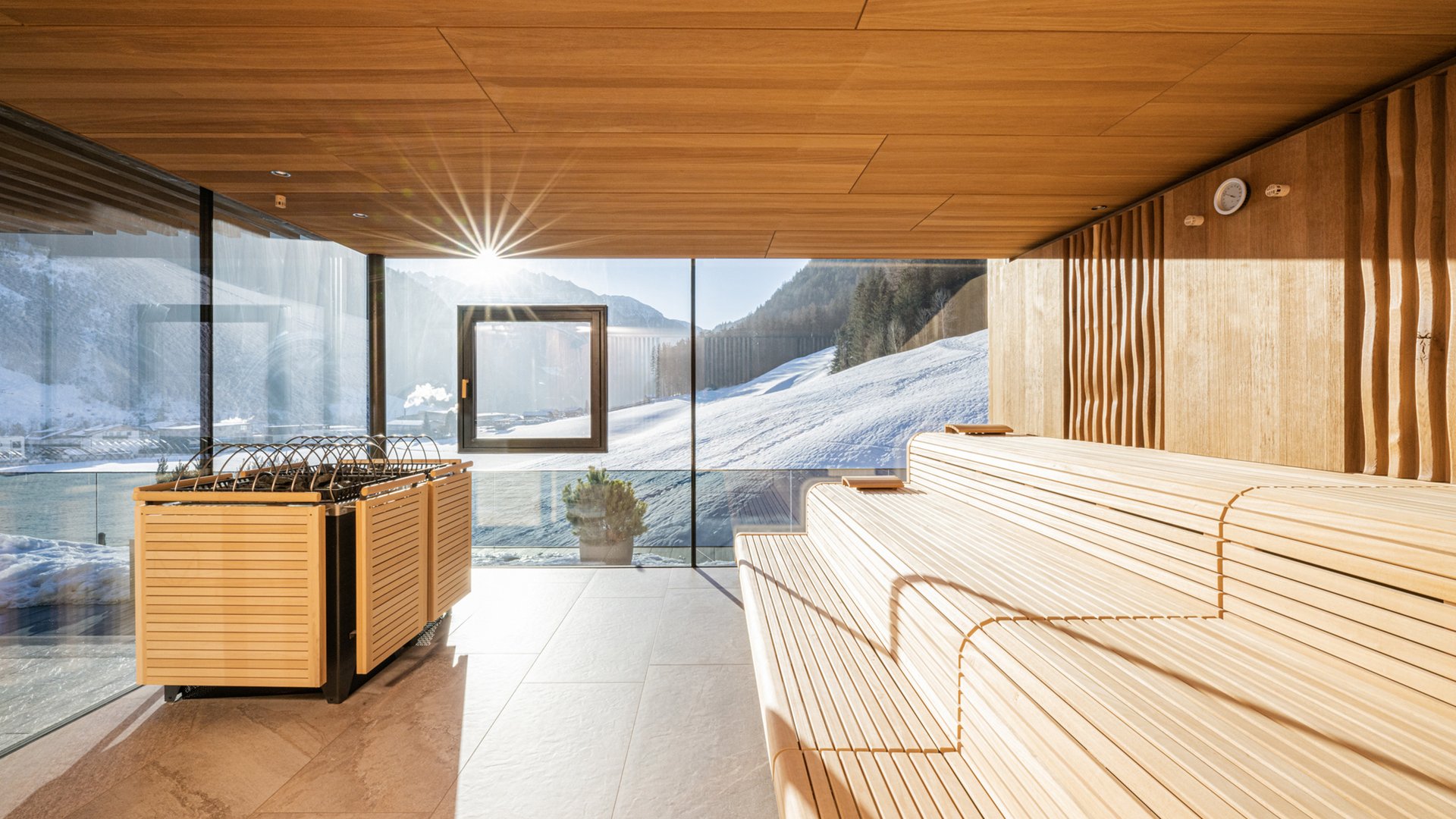 Traumausblick - Sommer wie Winter geöffnet Wellnesshotel Südtirol SCHWARZENSTEIN - Wellnessurlaub in den Alpen