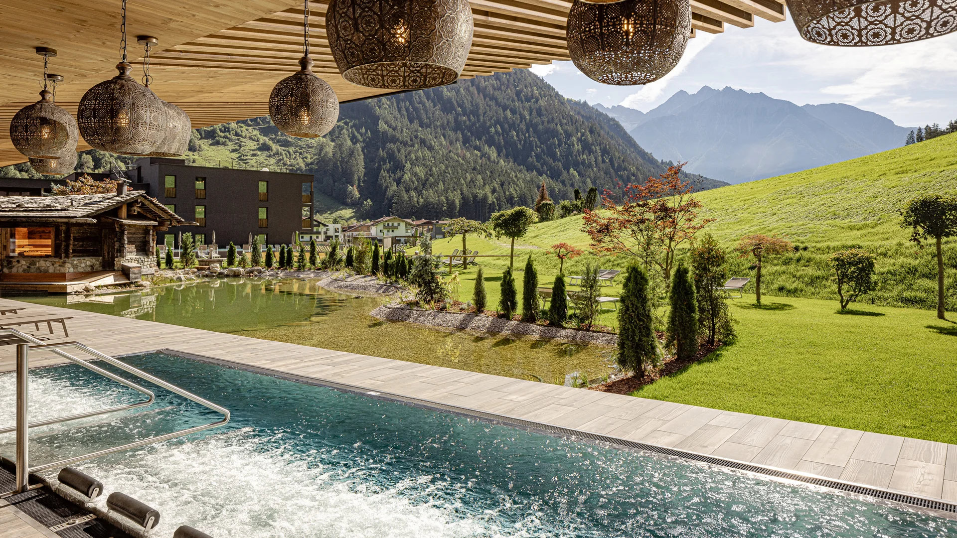 Entspannung am Naturbadeteich Wellnesshotel Schwarzenstein – Ihr Alpine Luxury SPA Resort in Südtirol